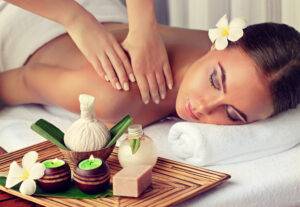 Körperpflege. Spa Körper Massage Behandlung. Frau mit Massage im Spa-Salon