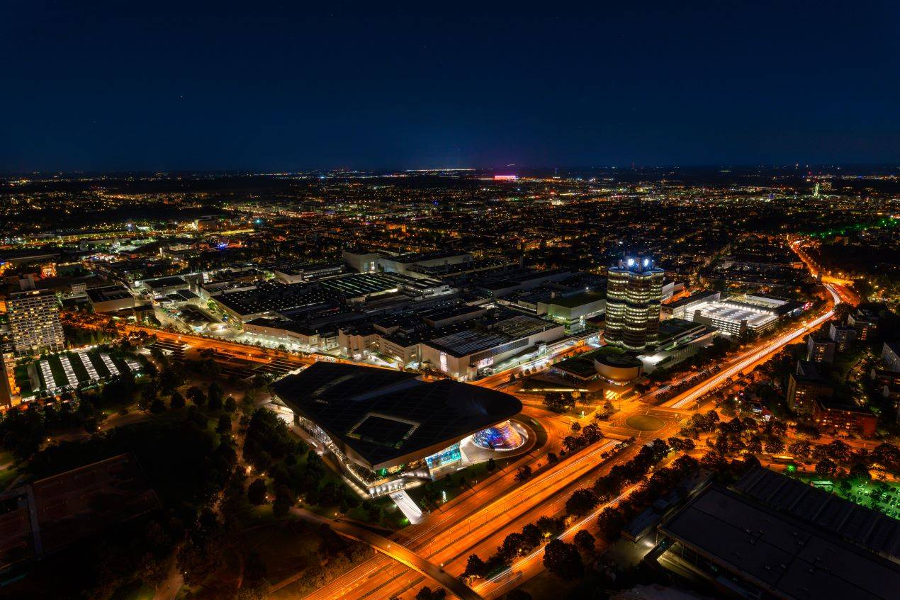 Atemberaubender Blick auf München bei Nacht, inklusive beleuchteter Straßen und ikonischer Gebäude. Ein Highlight für besondere Momente mit München Escort.