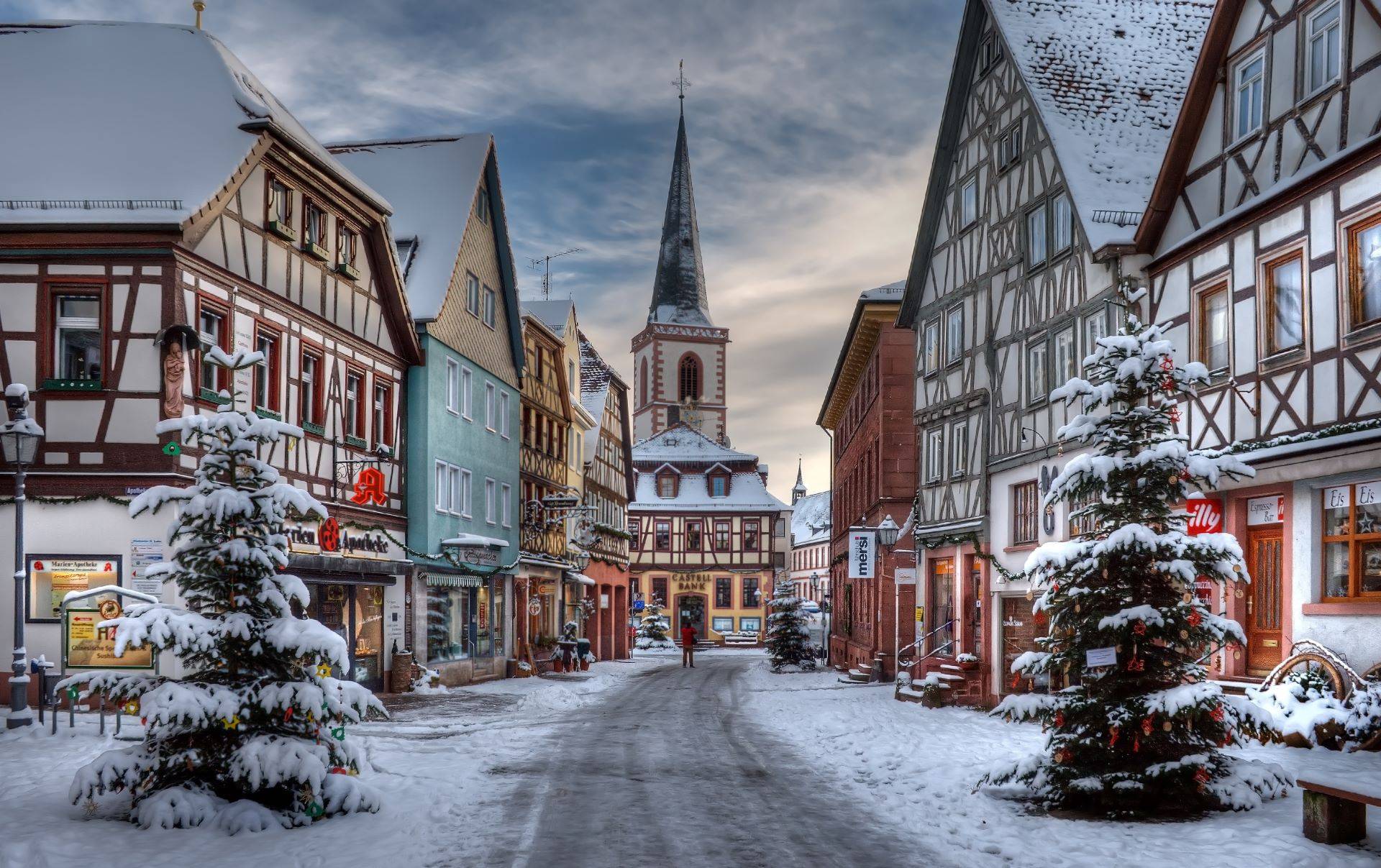 Verschneite Altstadt mit Fachwerkhäusern und Weihnachtsstimmung in Bayern.