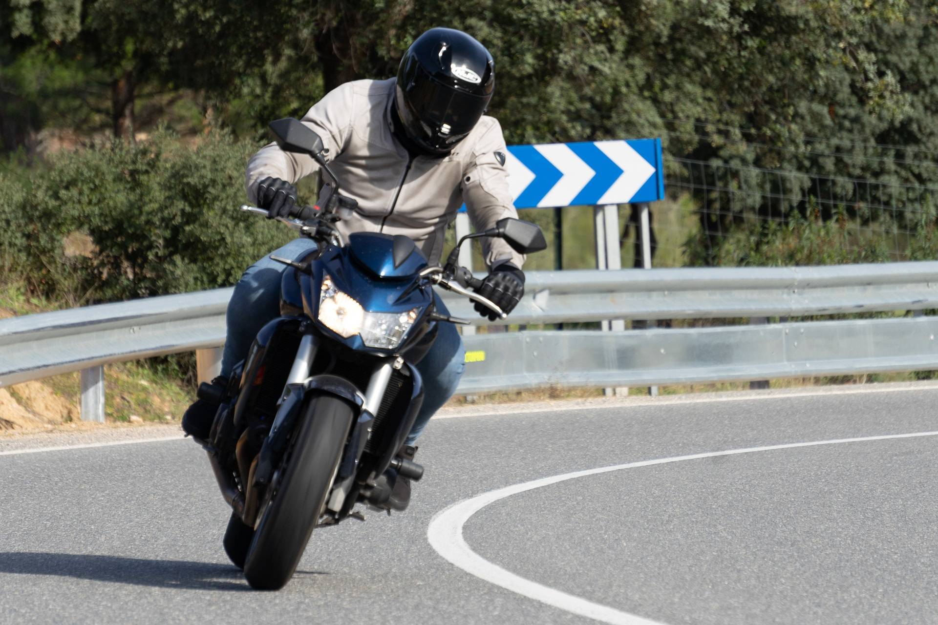 Biker nimmt enge Kurve sportlich | Dainese