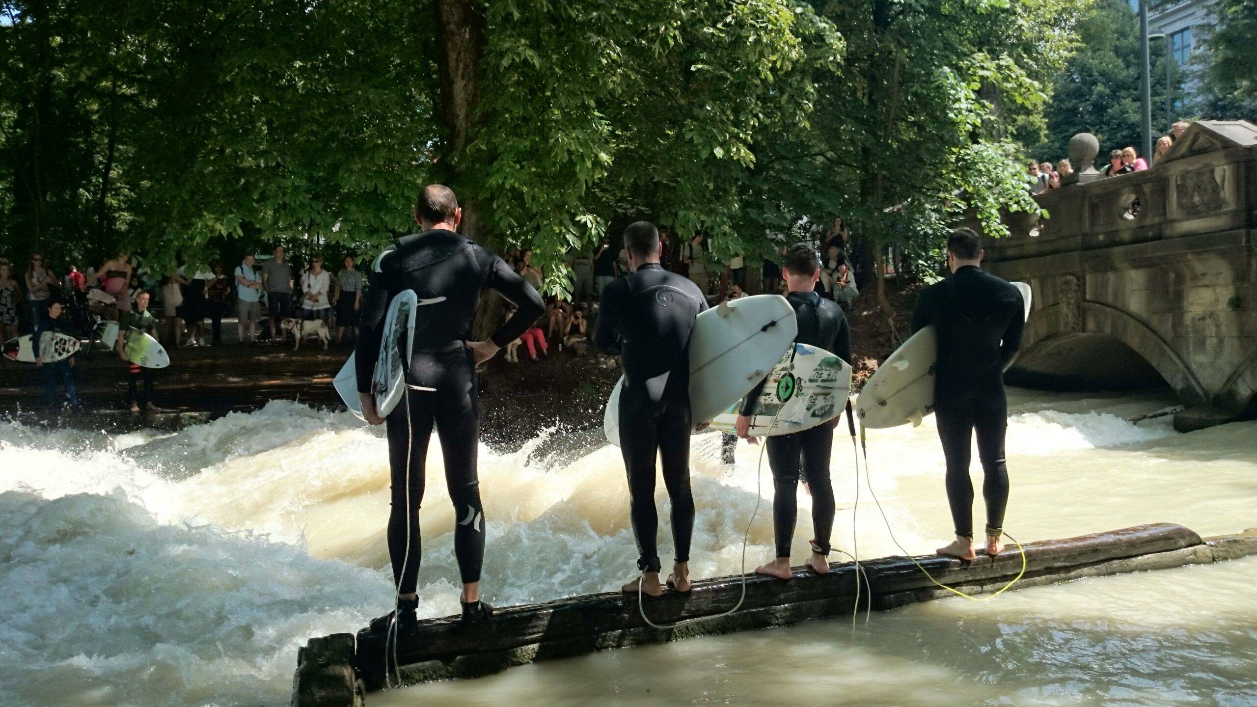 Klassenfahrt München: Surfer an der Eisbachwelle in München – beliebter Spot bei Jugendgruppen und Schulklassen