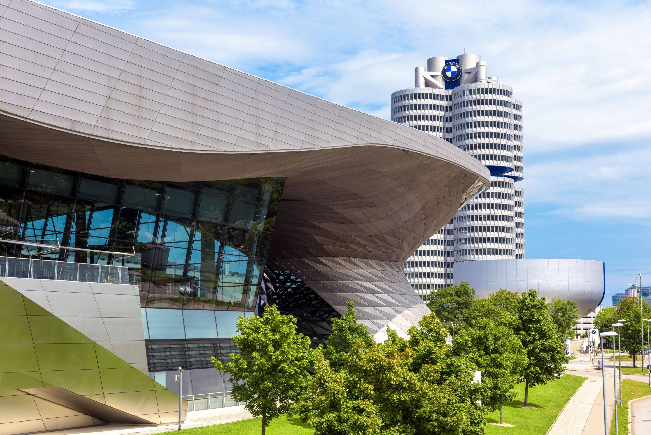 Klassenfahrt München: BMW Welt und BMW Hochhaus in München – modernes Ausflugsziel für technikinteressierte Schulklassen