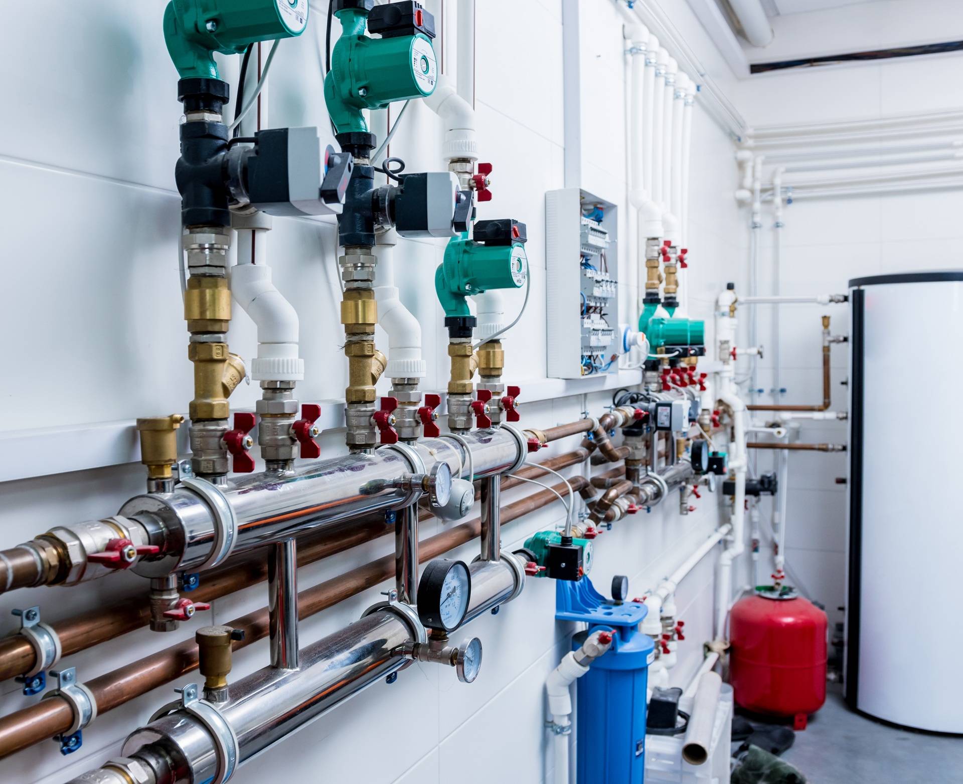 Moderne Haustechnik mit Ventilen und Leitungen | Wasserentkalkungsanlage