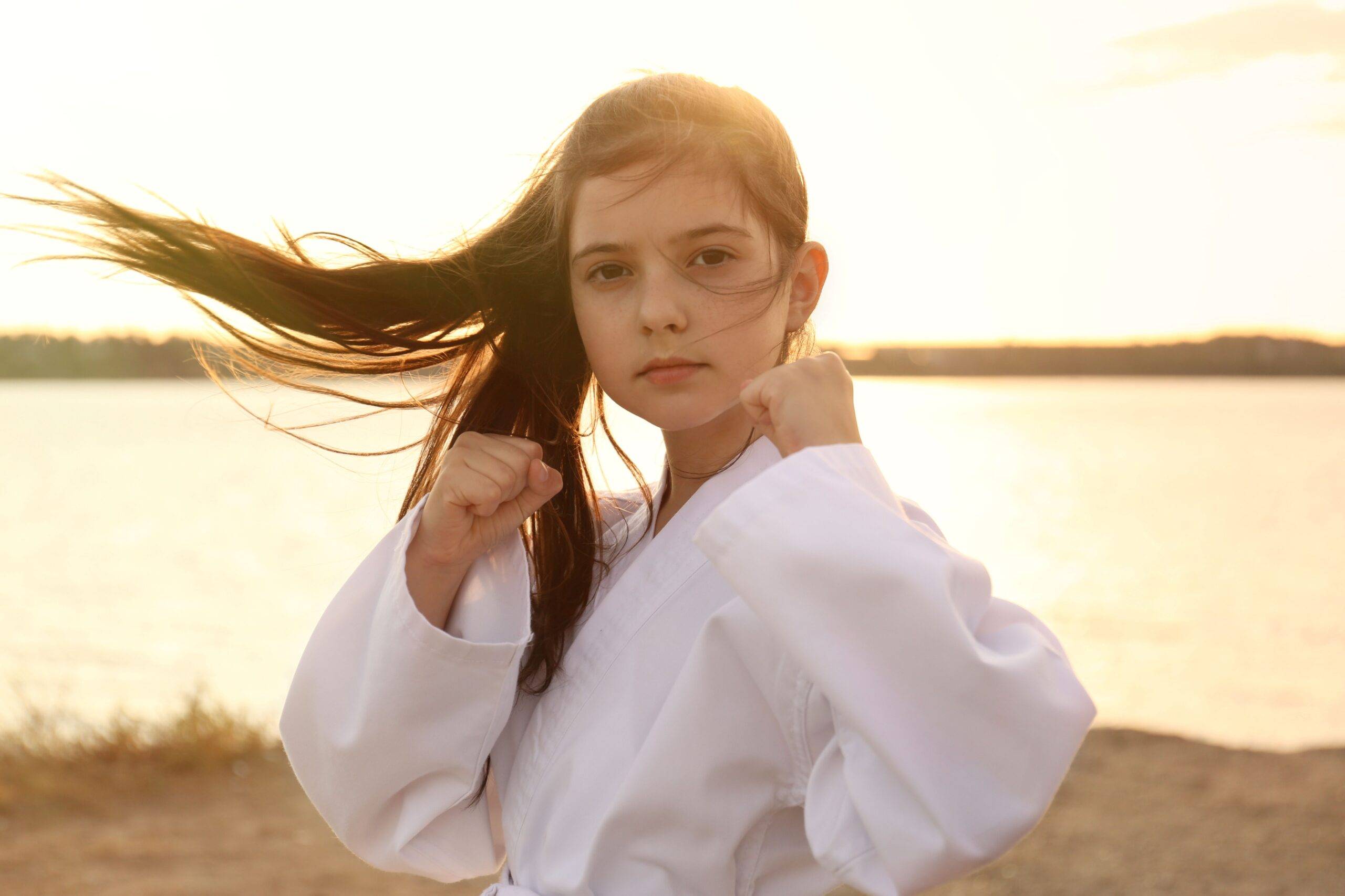 Kinderkarate München – Mädchen im Karateanzug mit fokussiertem Blick am See