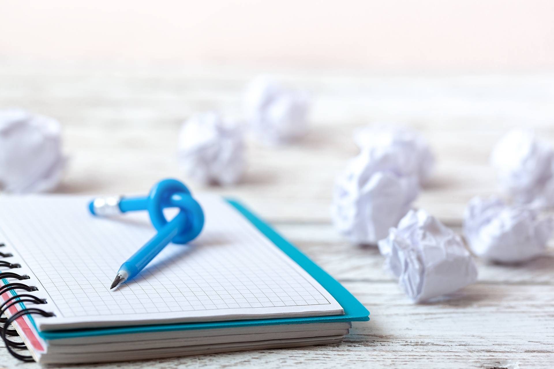 Verknoteter Stift auf Notizbuch | Ghostwriter