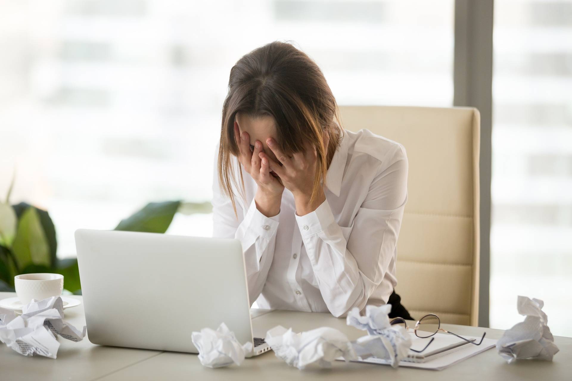 Frustrierte Frau am Laptop | Ghostwriter