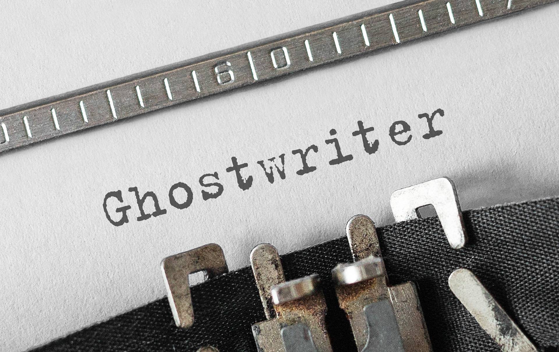 Schreibmaschine tippt Wort | Ghostwriter